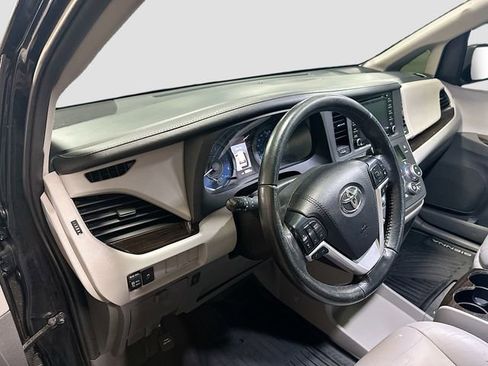 Used 2020 Toyota Sienna XLE image 10