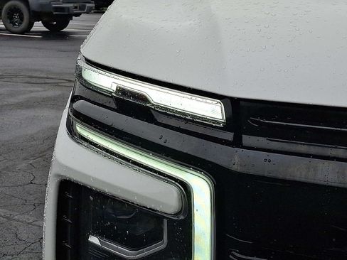 Used 2025 Chevrolet Suburban RST w/ Comfort Package AWD/4WD image 9