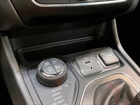 Used 2019 Jeep Cherokee Trailhawk AWD/4WD image 18