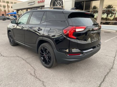 Used 2022 GMC Terrain SLE w/ Elevation Edition image 9