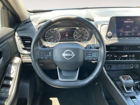Used 2025 Nissan Rogue SV FWD image 9