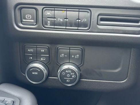 Used 2021 GMC Yukon SLT w/ SLT Premium Package image 23