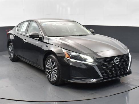 Used 2024 Nissan Altima 2.5 SV image 1