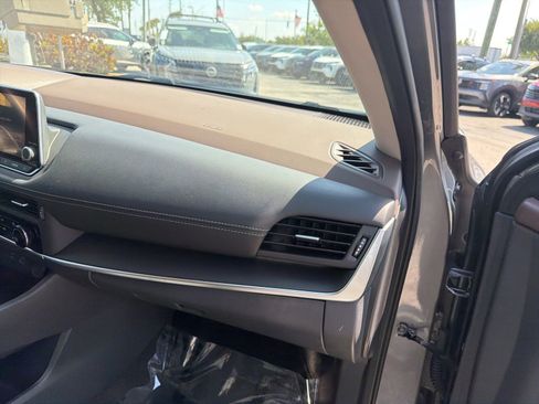 Used 2023 Nissan Rogue S FWD image 11