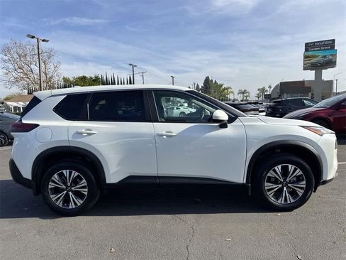 Used 2023 Nissan Rogue SV image 3