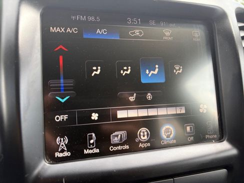 Used 2018 Jeep Cherokee Latitude Plus w/ Cold Weather Group AWD/4WD image 24