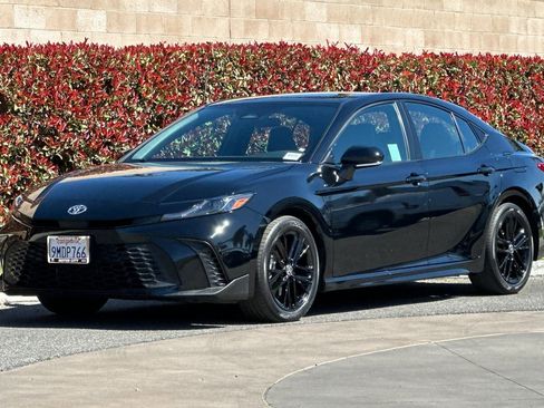 Used 2025 Toyota Camry SE image 8