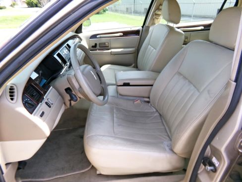 Used 2007 Lincoln Town Car Signature RWD image 10
