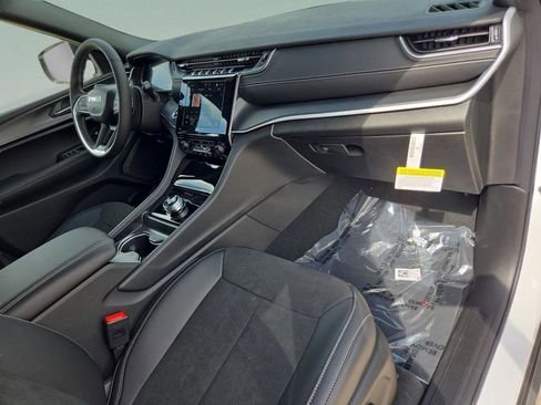 New 2025 Jeep Grand Cherokee Altitude RWD image 30