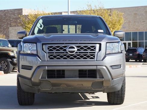 Used 2022 Nissan Frontier SV image 2