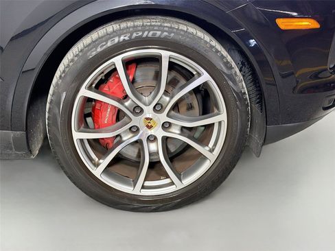 Certified 2022 Porsche Cayenne Platinum Edition w/ Premium Package Plus AWD/4WD image 14