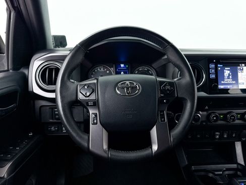 Used 2018 Toyota Tacoma TRD Off-Road w/ Technology Package AWD/4WD image 3
