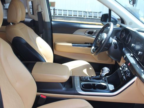 Used 2024 Kia Carnival LX FWD image 21