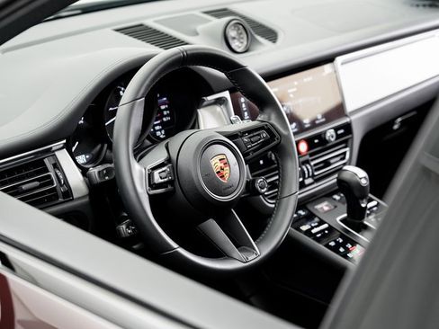 Certified 2023 Porsche Macan Turbo image 9