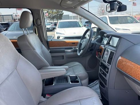 Used 2009 Chrysler Town & Country Limited w/ Entertainment Group #3 image 13