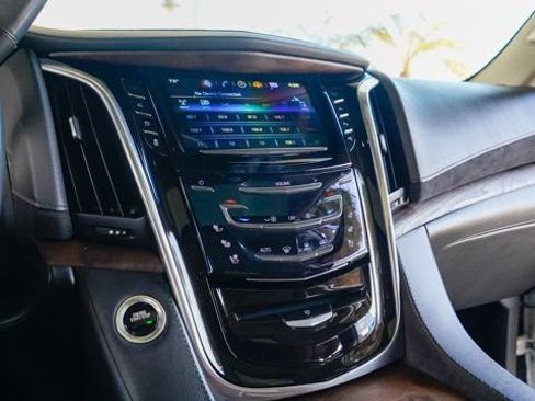 Used 2019 Cadillac Escalade ESV Premium Luxury RWD image 53