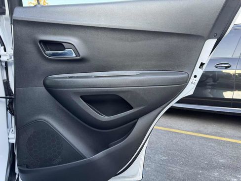 Used 2020 Chevrolet Trax LT w/ LT Convenience Package image 32