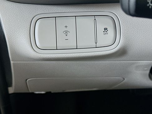 Used 2025 Hyundai Venue SEL FWD image 16