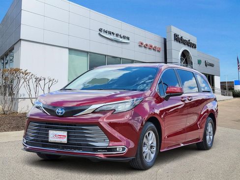 Used 2025 Toyota Sienna XLE FWD image 2