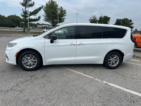 New 2026 Chrysler Pacifica Select image 18