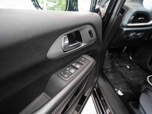 Used 2025 Chrysler Pacifica Limited FWD image 7
