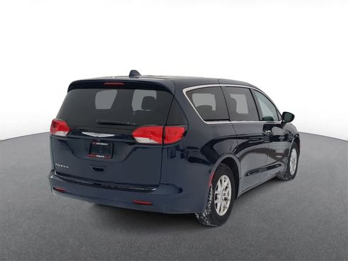 Used 2017 Chrysler Pacifica Touring image 8