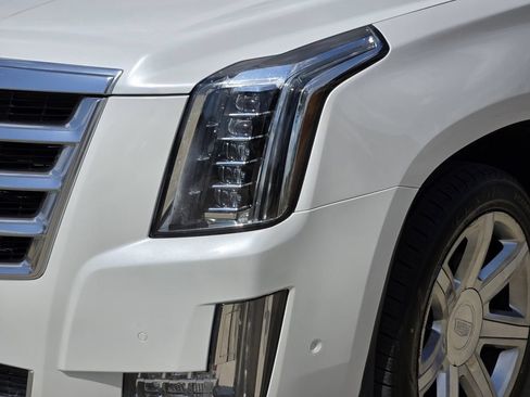 Used 2017 Cadillac Escalade Luxury RWD image 6