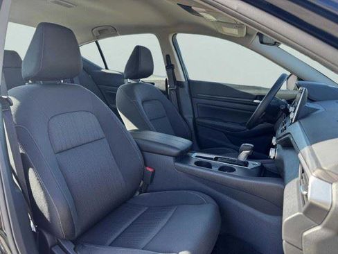 Used 2025 Nissan Altima 2.5 SV FWD image 44