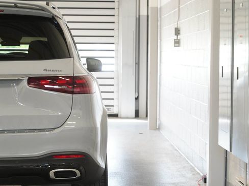 Used 2025 Mercedes-Benz GLS 450 4MATIC image 10