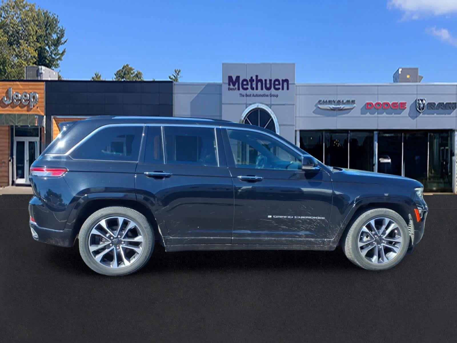 Used 2023 Jeep Grand Cherokee Overland w/ Luxury Tech Group IV AWD/4WD image 2