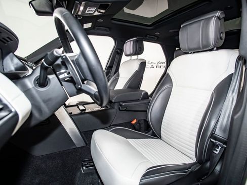 Used 2023 Land Rover Discovery Metropolitan Edition image 16