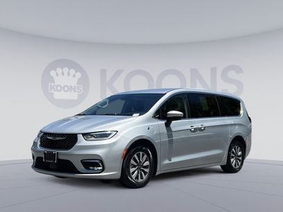 Used 2023 Chrysler Pacifica Touring-L