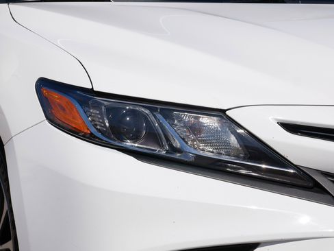 Used 2018 Toyota Camry SE image 16