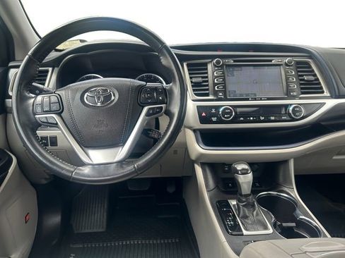 Certified 2019 Toyota Highlander Limited AWD/4WD image 12