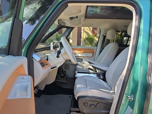 Used 2025 Volkswagen ID. Buzz 1st Edition RWD image 2