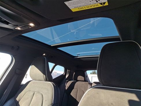 Used 2019 Volvo XC40 T5 R-Design image 14