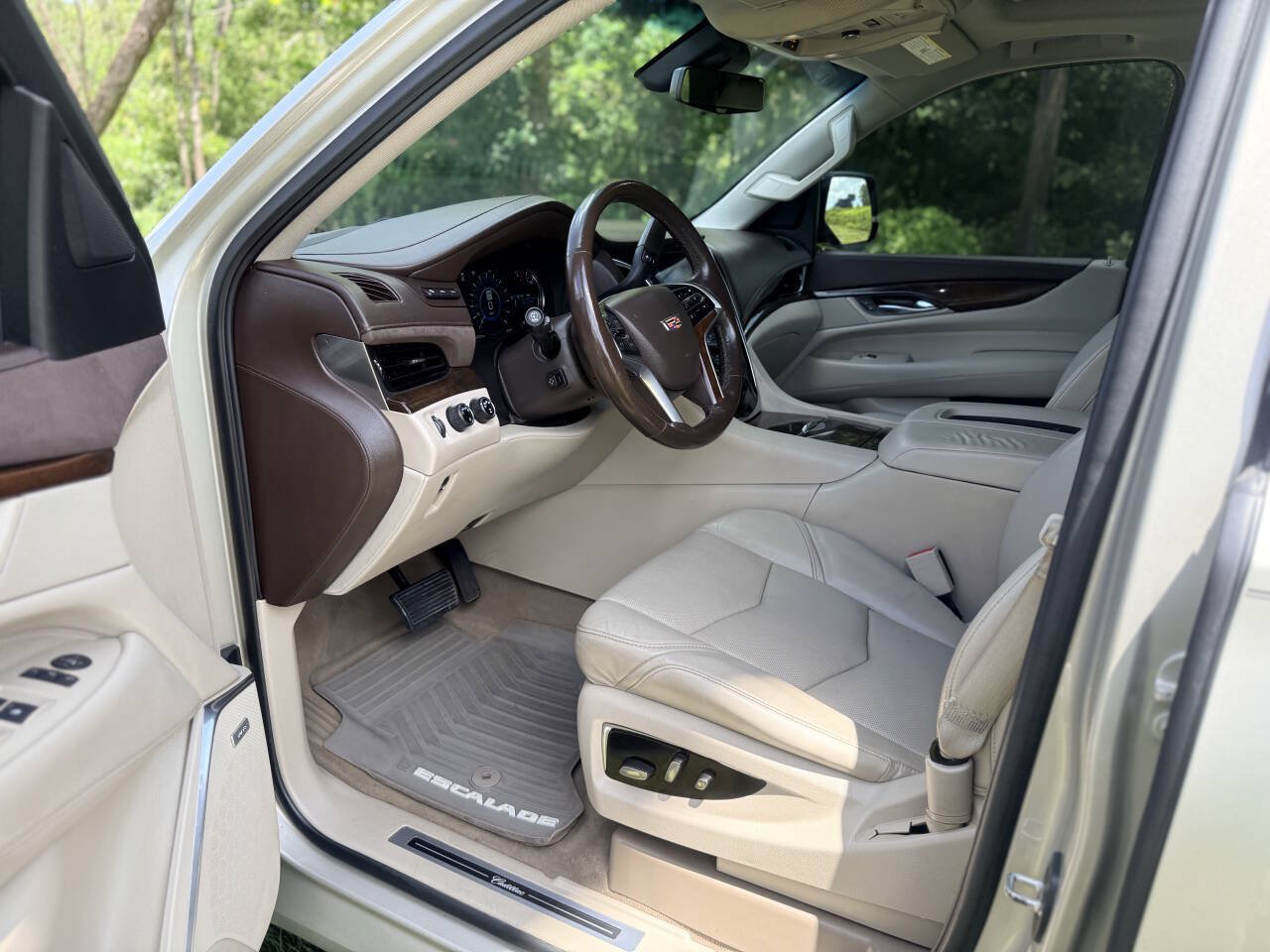 Used 2017 Cadillac Escalade Premium Luxury AWD/4WD image 12