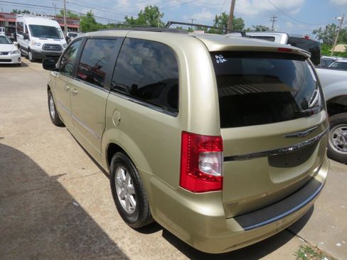 Used 2012 Chrysler Town & Country Touring image 6