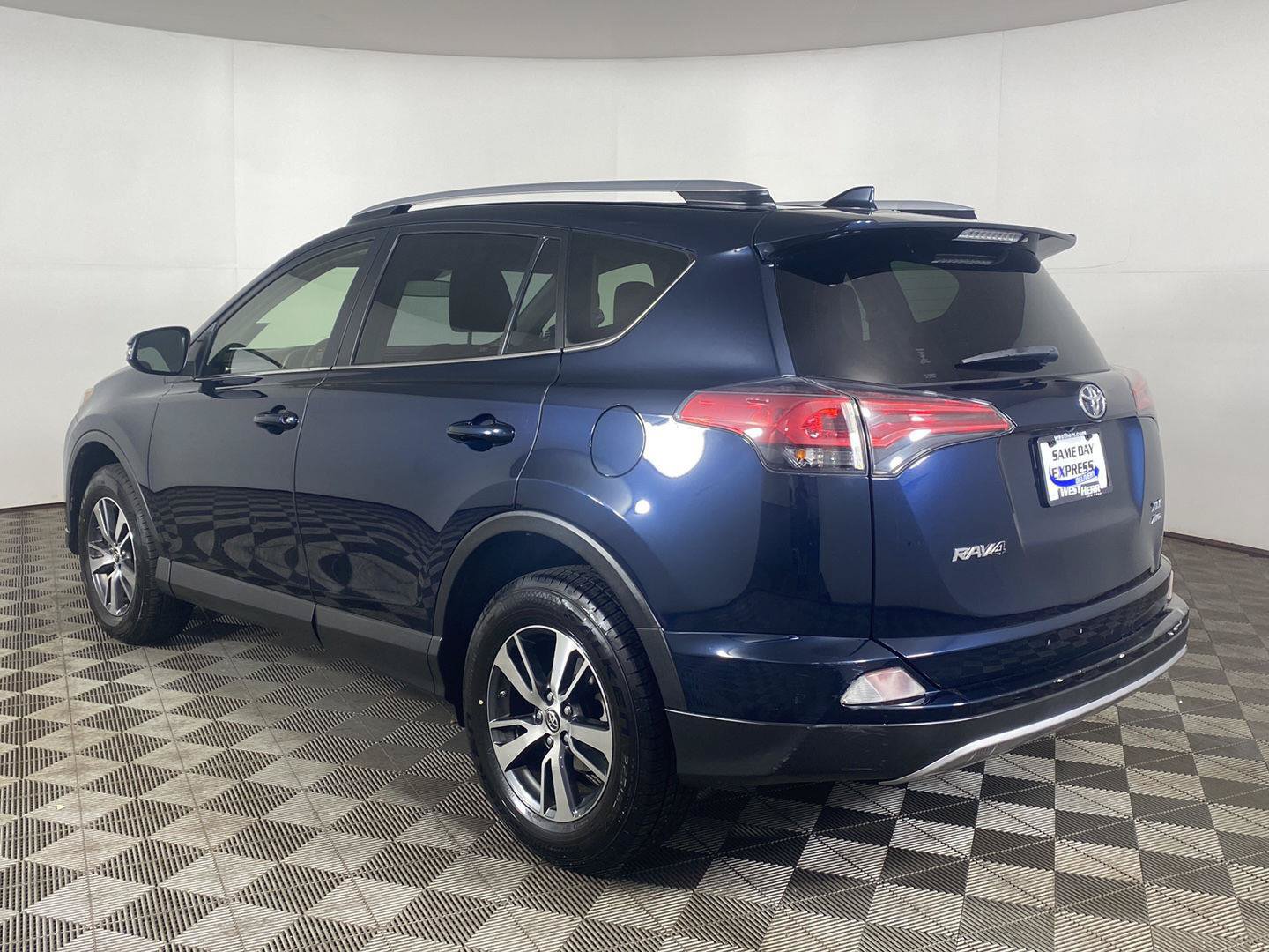 Used 2018 Toyota RAV4 XLE AWD/4WD image 4