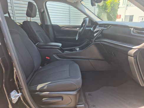 Used 2022 Jeep Grand Cherokee Laredo w/ Luxury Tech Group I AWD/4WD image 29