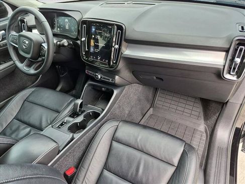 Used 2022 Volvo XC40 T5 Momentum AWD/4WD image 21
