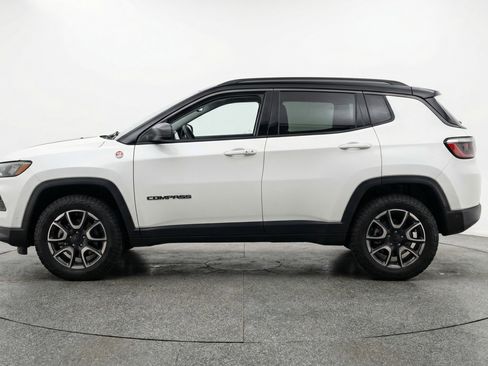 Used 2025 Jeep Compass Trailhawk image 5