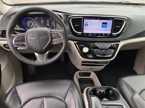 Used 2023 Chrysler Pacifica Touring-L image 17