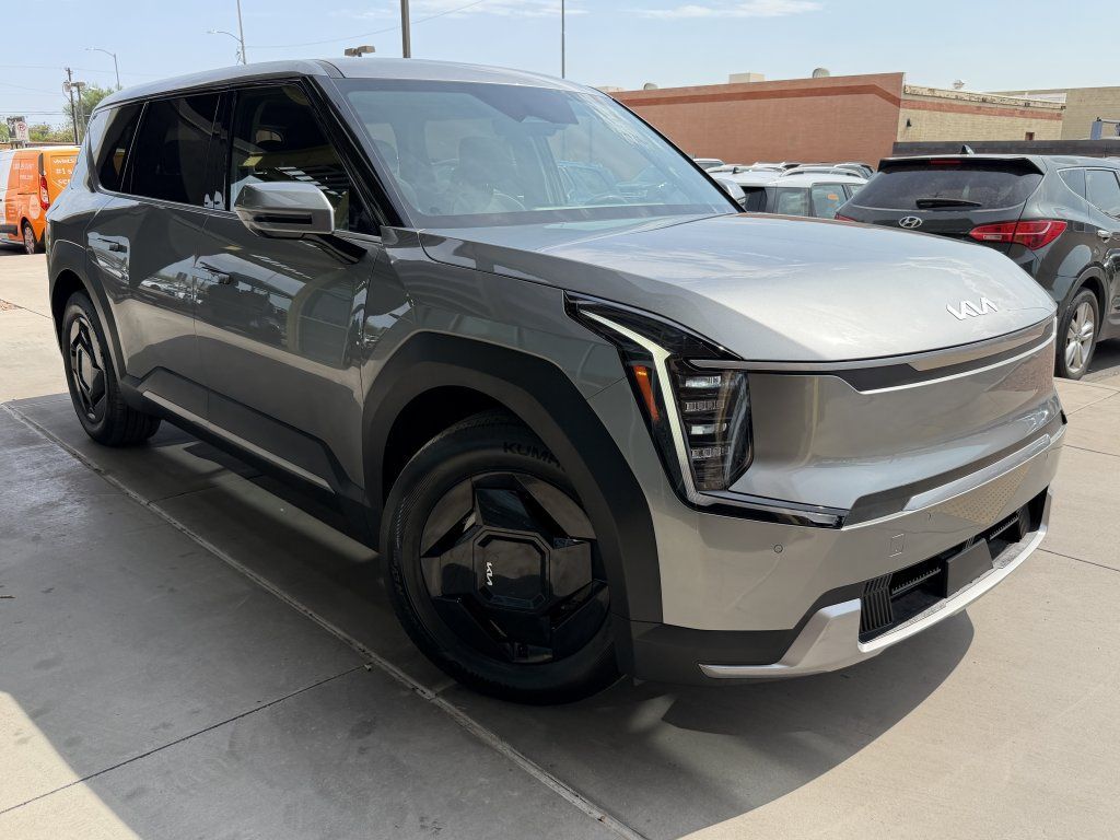 Used 2024 Kia EV9 Light RWD image 6