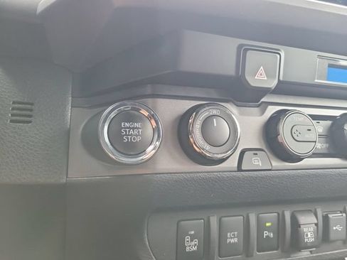 Used 2021 Toyota Tacoma TRD Off-Road w/ Technology Package AWD/4WD image 29