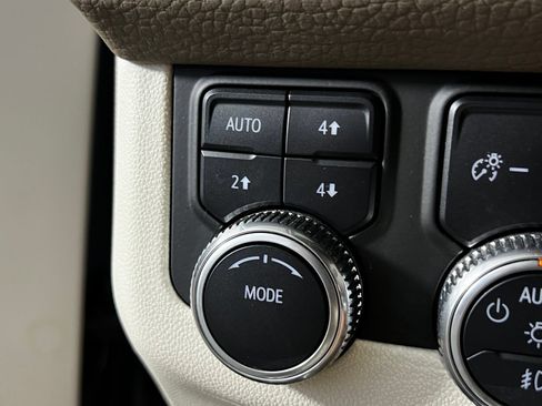 Used 2023 GMC Yukon XL Denali AWD/4WD image 24