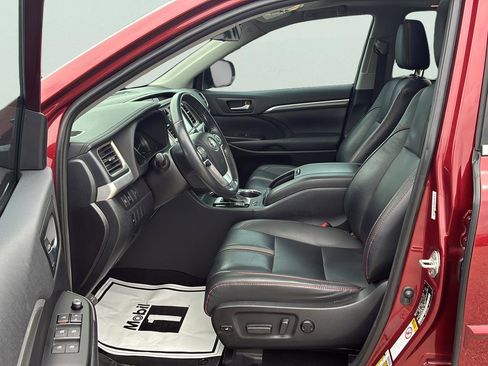 Used 2019 Toyota Highlander SE FWD image 22