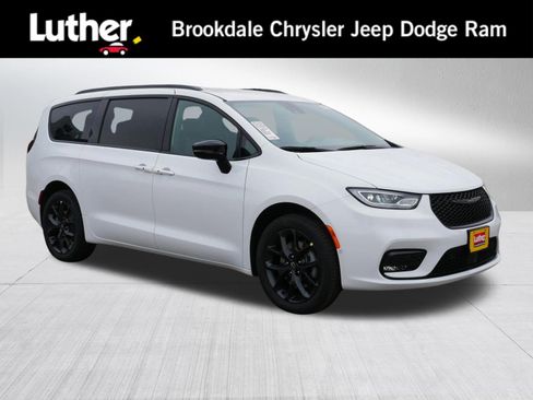 New 2026 Chrysler Pacifica Select w/ S Appearance Package AWD/4WD image 1