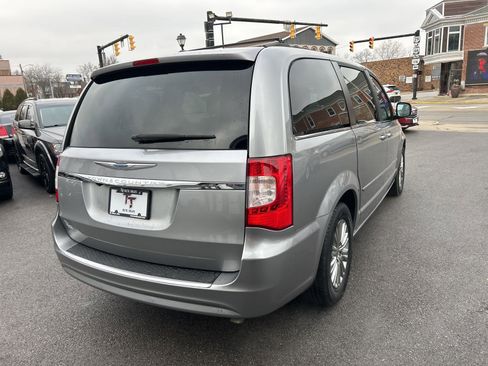 Used 2016 Chrysler Town & Country Touring-L image 5