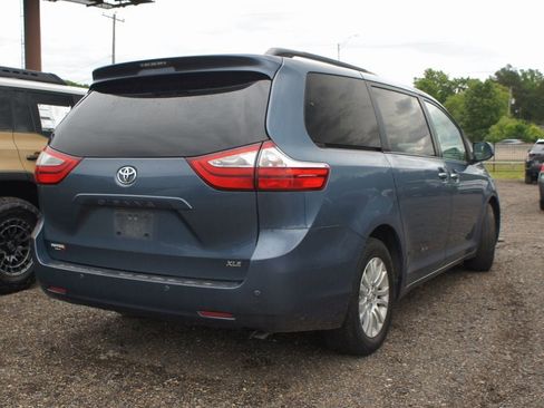 Used 2017 Toyota Sienna XLE w/ XLE Navigation Package FWD image 4